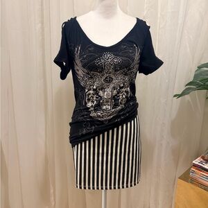 Hot Topic Black Graphic Short Sleeve Tee with Distressed Sleeves size XL